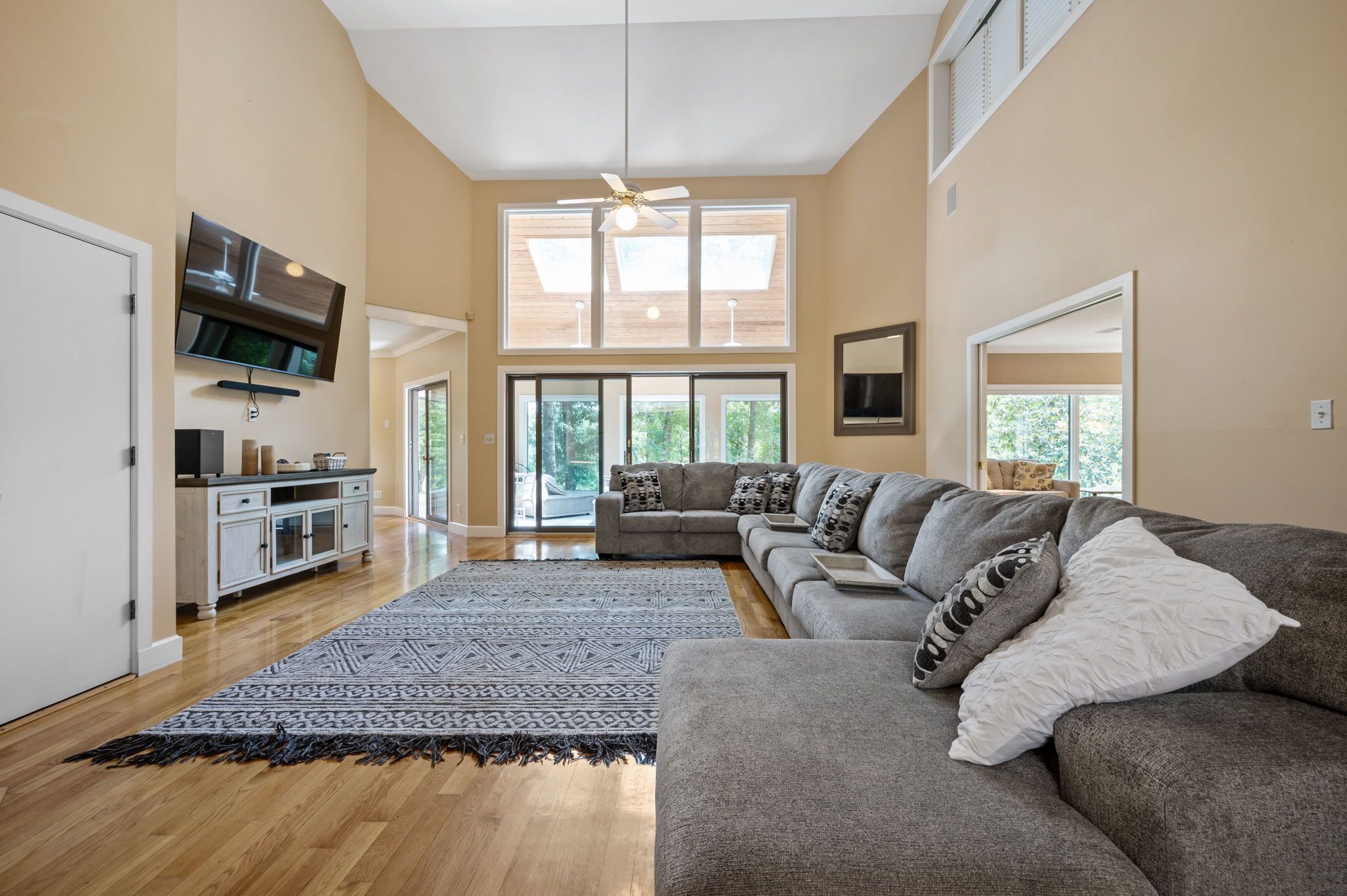 Hidden Estate, Perfect for Events, Gated + Riverfront w/ Wi-Fi, Free Streaming