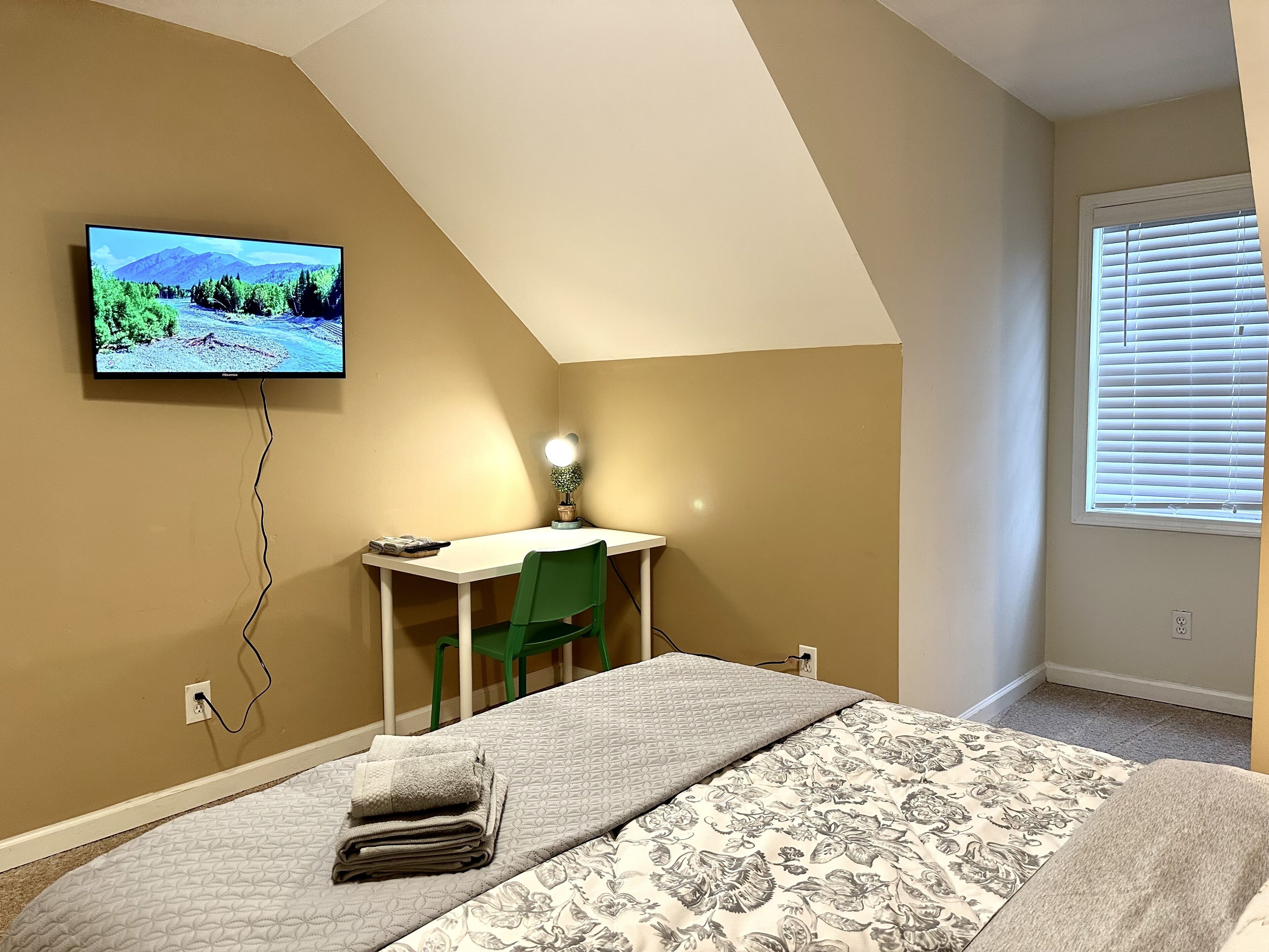 Tiny Bedroom close to Sugar Hill