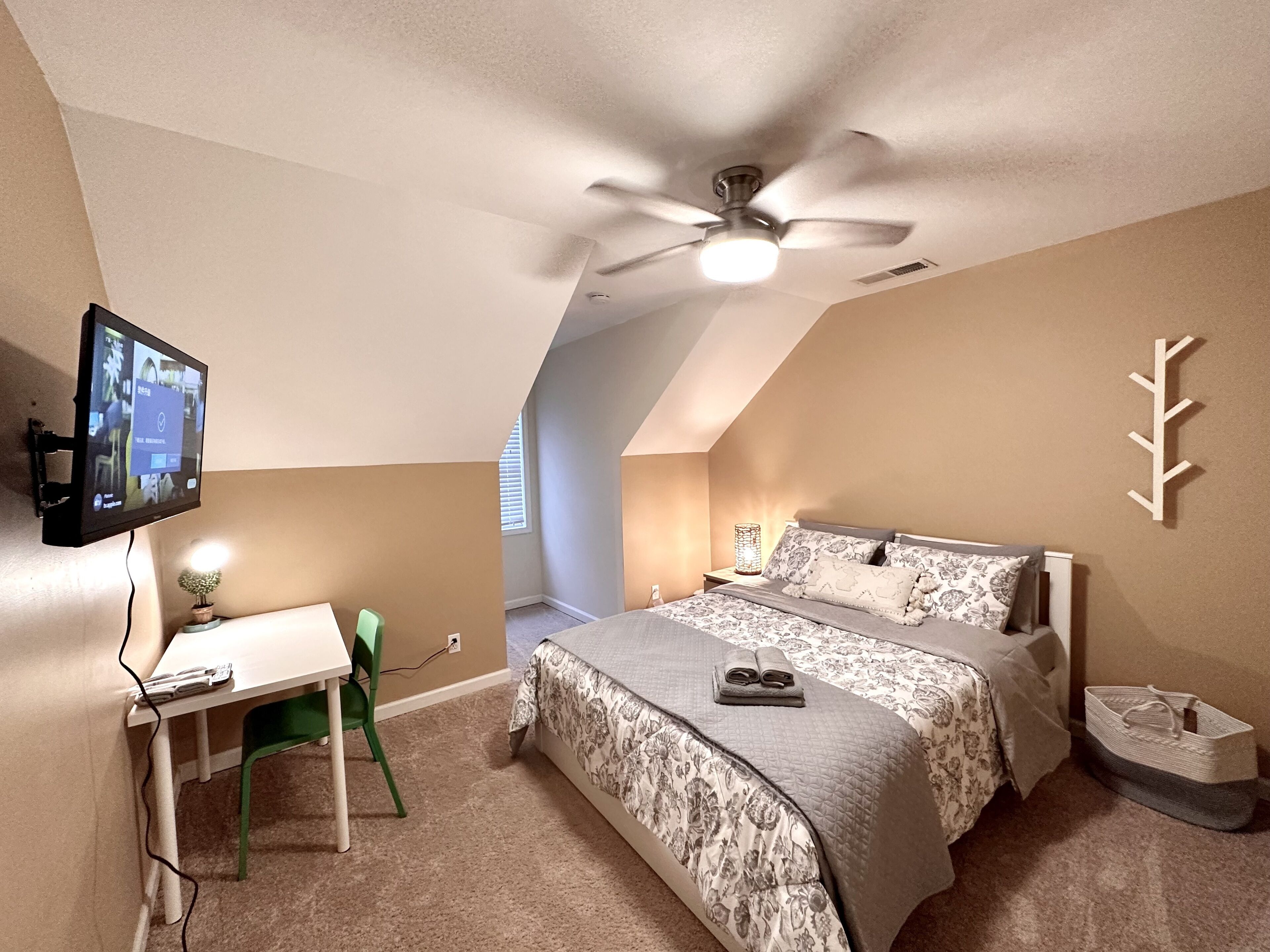 Tiny Bedroom close to Sugar Hill