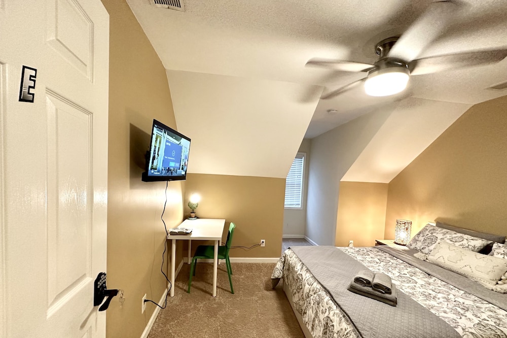Tiny Bedroom close to Sugar Hill