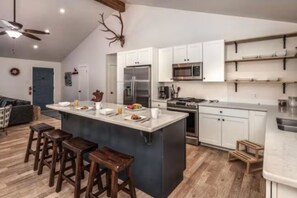 Een koelkast, een magnetron, een oven, een kookplaat