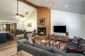 Televisión y chimenea 