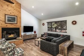 Televisión y chimenea 