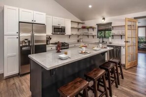 Een koelkast, een magnetron, een oven, een kookplaat