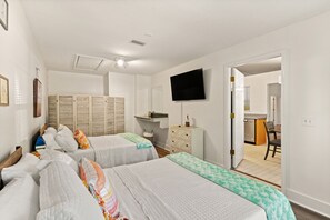 3 bedrooms, desk, iron/ironing board, free WiFi - Loggerhead Crossing - Near FLETC/Restaurants/Shops (Brunswick)