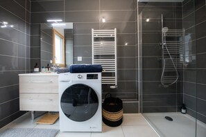 Shower, hair dryer, towels