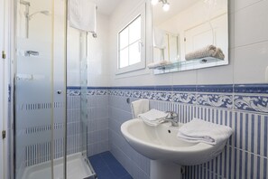 Bañera con ducha, toallas