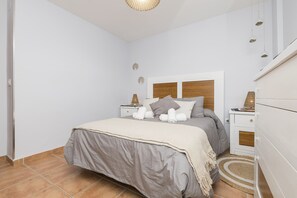2 slaapkamers, een strijkplank/strijkijzer, gratis wifi, beddengoed