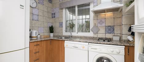 Refrigerador, microondas, horno y parrilla de estufa