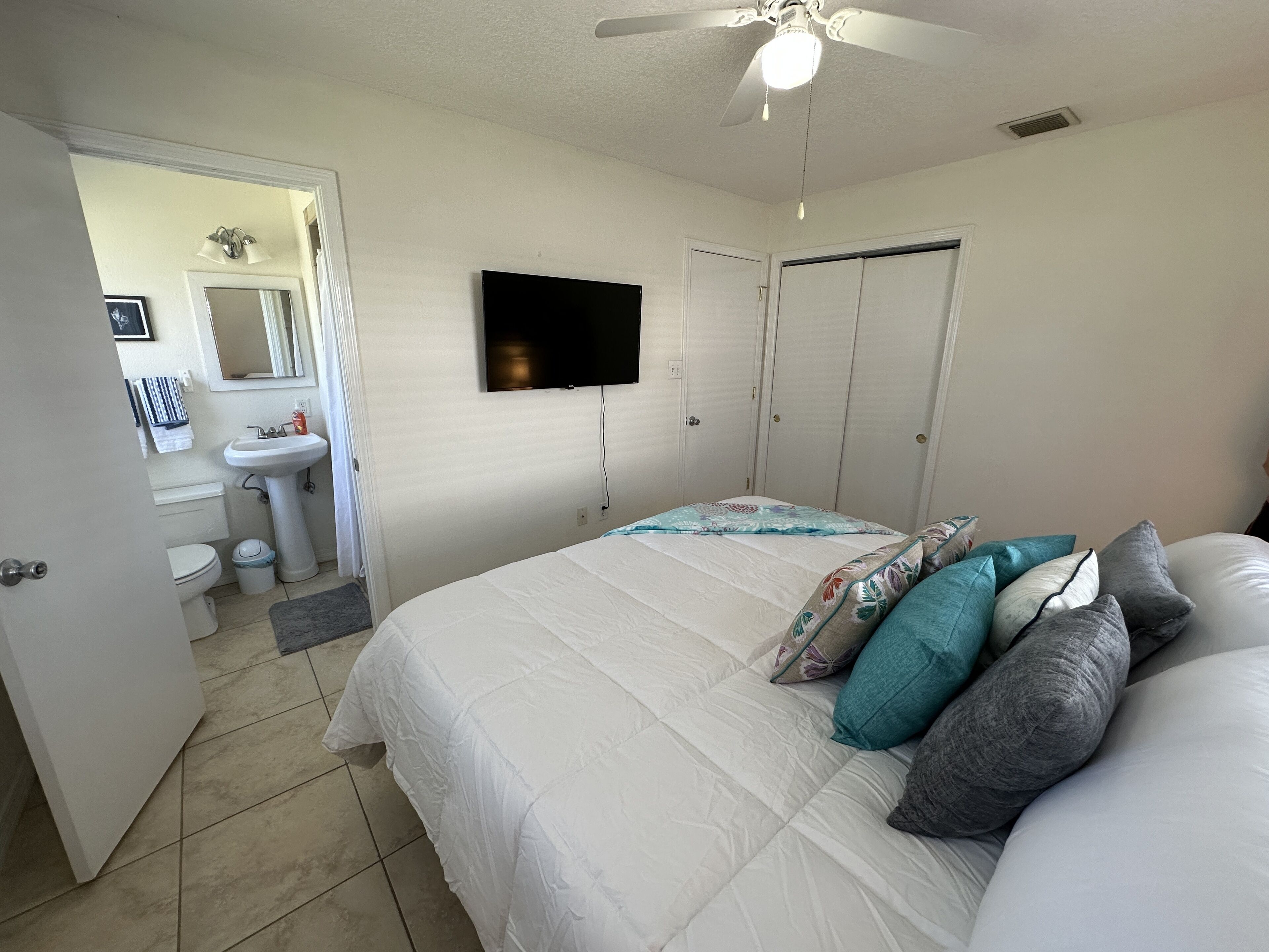 Lovely 3 Bed Home by Boat Ramp Pier; Views of Sound; 5 miles to Pensacola Beach