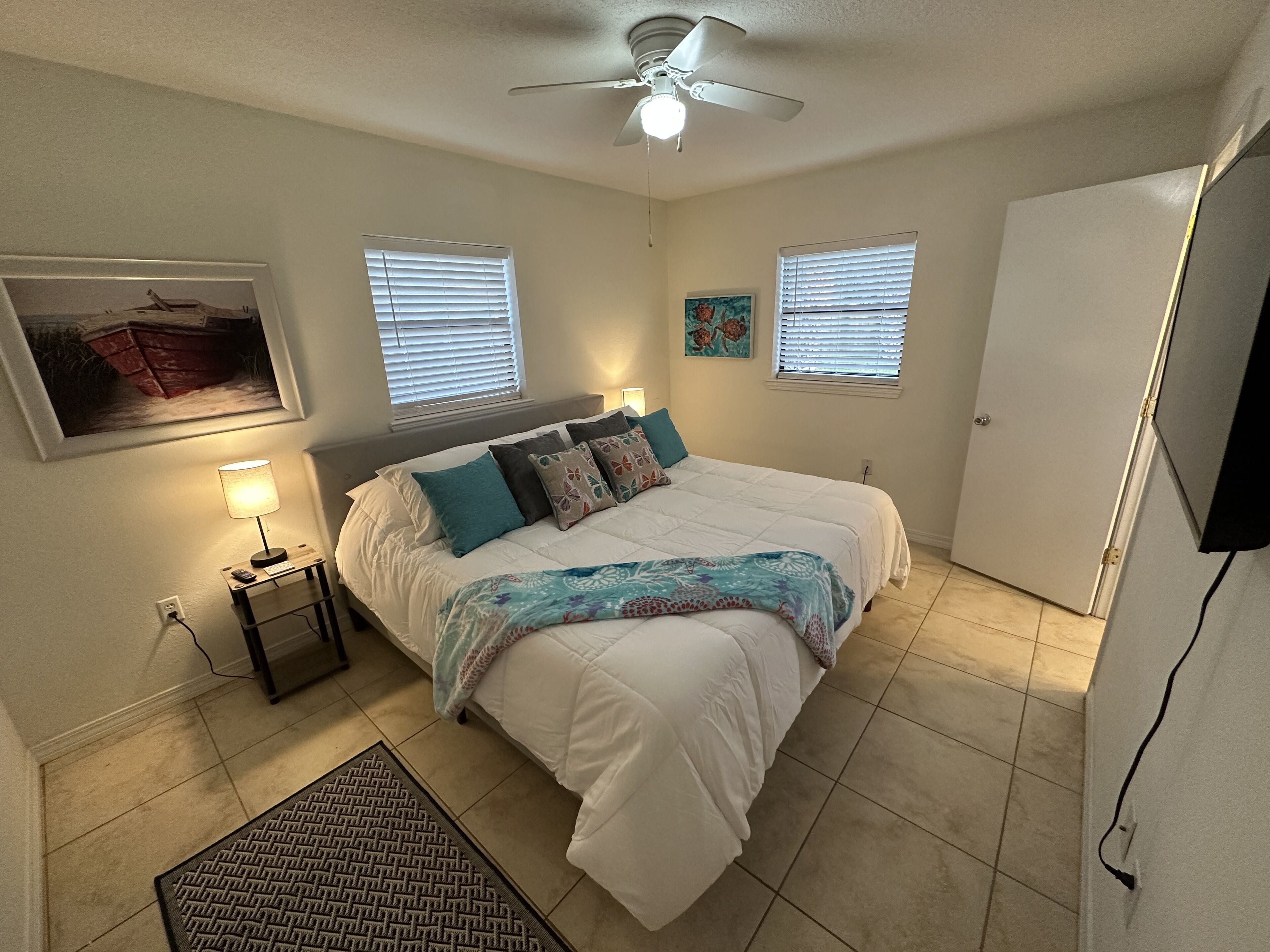 Lovely 3 Bed Home by Boat Ramp Pier; Views of Sound; 5 miles to Pensacola Beach