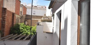 Charming town house in the center of Roses, Costa Brava! Two rooms, 200 meters from the beach. Modern kitchen and balcony with sea views.