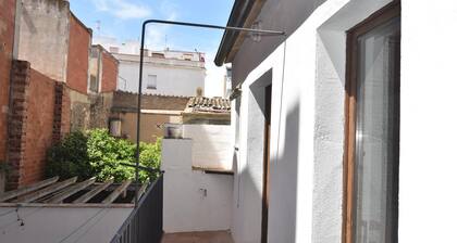 Charming town house in the center of Roses, Costa Brava! Two rooms, 200 meters from the beach. Modern kitchen and balcony with sea views.
