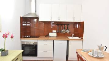 Refrigerador, horno, cafetera y tetera y utensilios de cocina