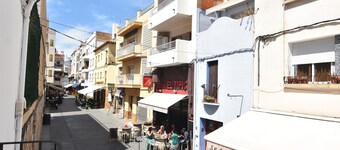 Charming town house in the center of Roses, Costa Brava! Two rooms, 200 meters from the beach. Modern kitchen and balcony with sea views.