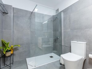 Bathtub, towels