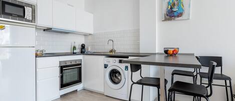 Kühlschrank, Mikrowelle, Wasserkocher mit Kaffee-/Teezubehör, Toaster