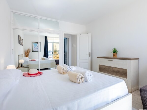 3 bedrooms, iron/ironing board, Internet, bed sheets