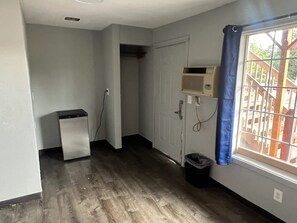 Rom – basic | Skrivebord, skrivebord for bærbar PC og wi-fi (inkludert)