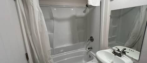 Basic Room | Bathroom | Towels, soap, toilet paper