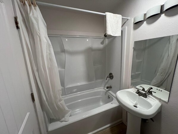 Basic Room | Bathroom | Towels, soap, toilet paper - States Motel (Portland)
