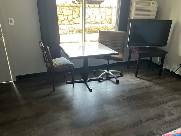 Habitación básica | Escritorio, espacio para trabajar con laptop y wifi gratis 