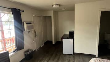 Basic Room | Desk, laptop workspace, free WiFi