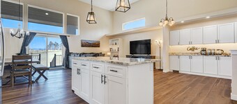 Spacious Luxury and Mountain Views