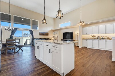 Spacious Luxury and Mountain Views