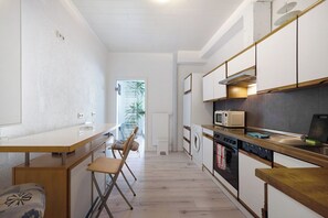 Jääkaappi, mikroaaltouuni, uuni, liesi