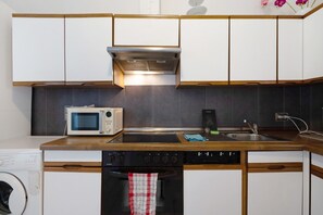 Kylskåp, mikrovågsugn, ugn och spishäll