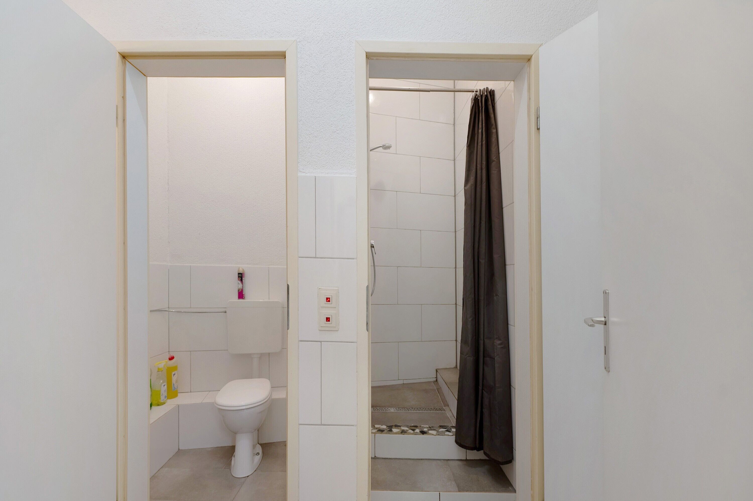Regadera, amenidades de baño gratuitas, secadora de cabello, toallas 