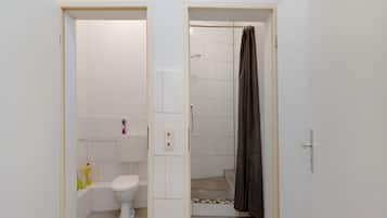 Regadera, amenidades de baño gratuitas, secadora de cabello, toallas
