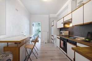 Kylskåp, mikrovågsugn, ugn och spishäll