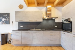 Een koelkast, een magnetron, een oven, een kookplaat