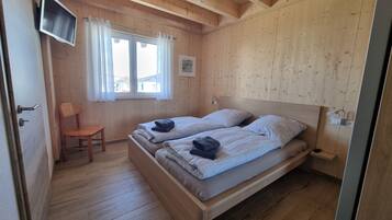 3 bedrooms, desk, iron/ironing board, free WiFi