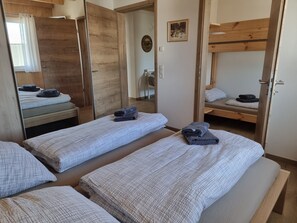 3 Schlafzimmer, Schreibtisch, Bügeleisen/Bügelbrett, kostenloses WLAN