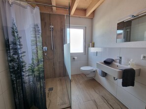 Shower, free toiletries, hair dryer, towels - Holiday Apartment "Hubertus" with Balcony & Wi-Fi (Dietingen)