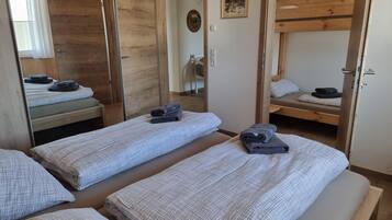 3 slaapkamers, een bureau, een strijkplank/strijkijzer, gratis wifi