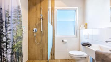 Dusche, kostenlose Toilettenartikel, Haartrockner, Handtücher