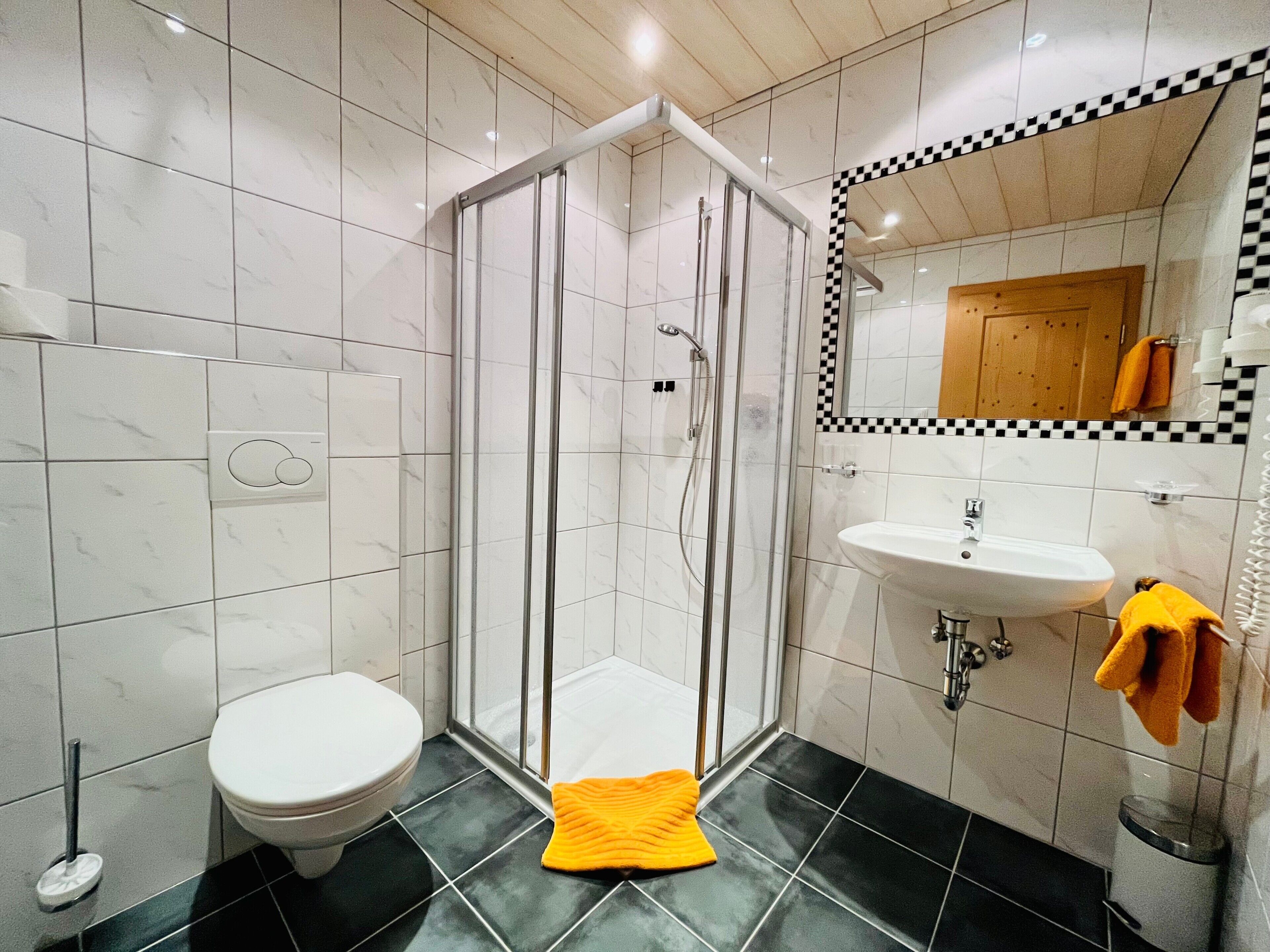 Dusj, hårføner og håndklær