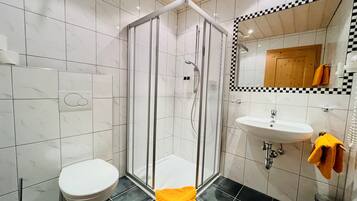 Dusj, hårføner og håndklær