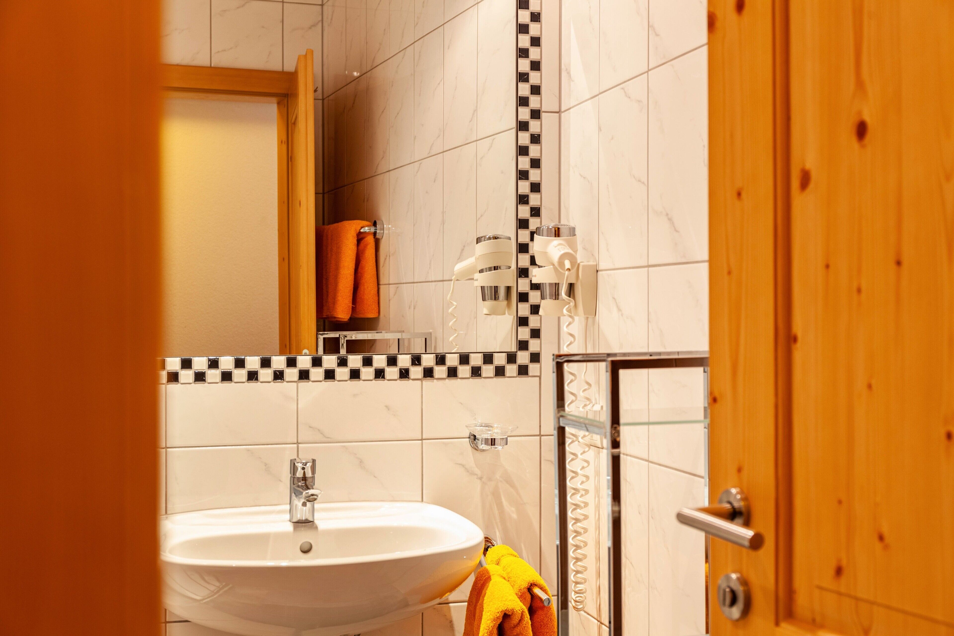 Douche, sèche-cheveux, serviettes fournies