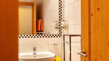 Douche, sĂšche-cheveux, serviettes fournies