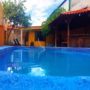 Chambre Triple | Coin séjour | Télévision à écran plat de 32 pouces avec chaînes par câble, télévision