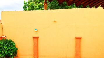 Basic-Dreibettzimmer | Badezimmer | Dusche, Handtücher, Toilettenpapier