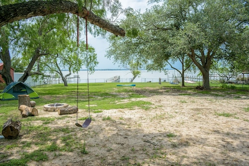 Lake front property on main body of the lake,we still have water!With Game Room!