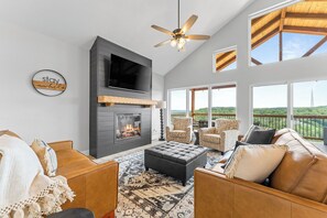 Smart TV, fireplace, video games - Panoramic Lake&Mtn View, Private HotTub & Firepit! (Kimberling City)