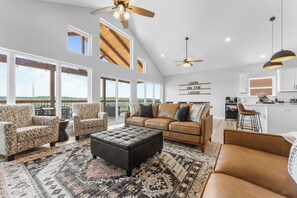 Smart TV, fireplace, video games - Panoramic Lake&Mtn View, Private HotTub & Firepit! (Kimberling City)
