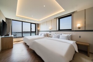 尊榮雙床房, 2 張標準雙人床, 海景 | 1 間臥室、高級寢具、免費無線上網、床單